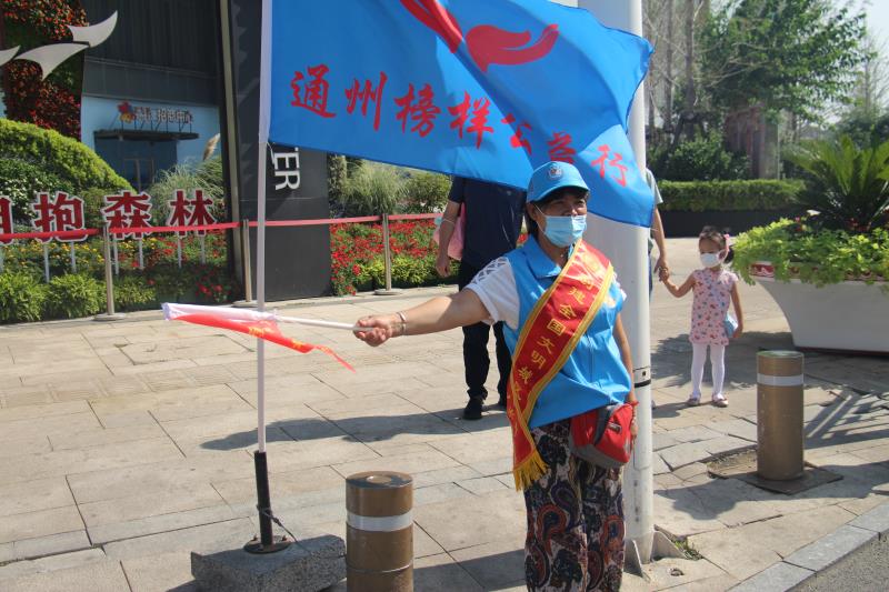 <strong>男生暴操女生的嫩逼</strong>